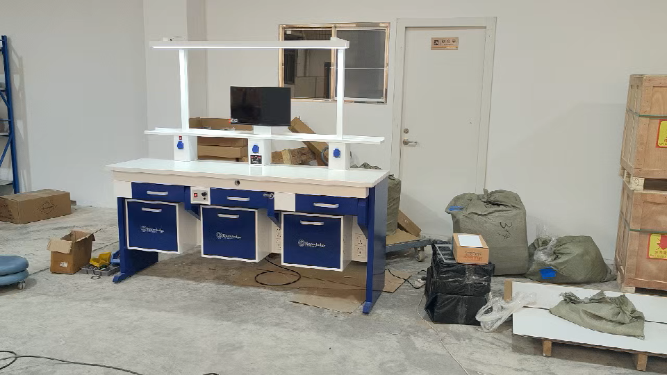 Three-person technician workbench for dental robot